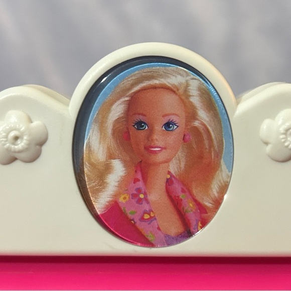 Barbie Talking Mirror Vanity - Picture 6 of 7